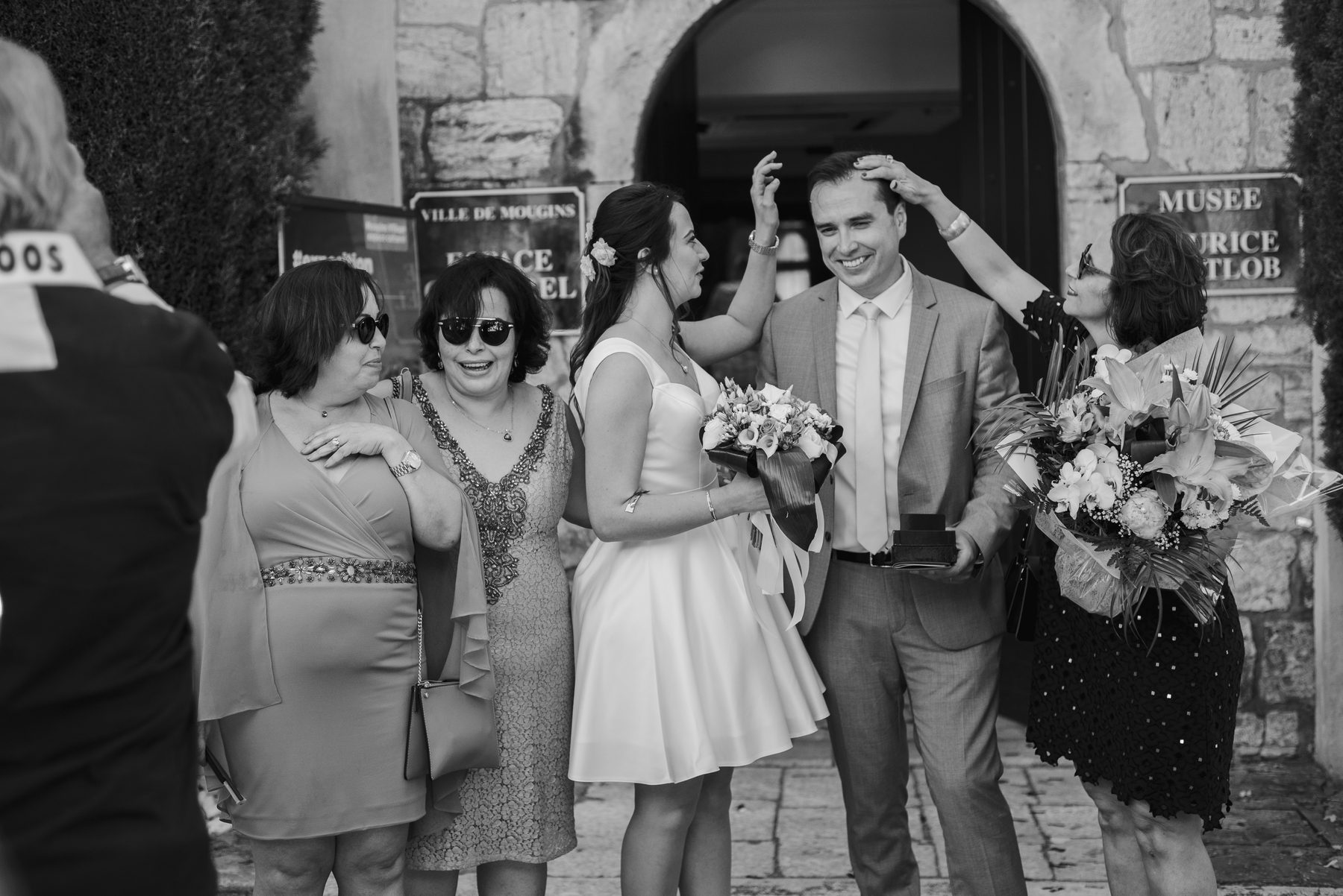 Les mariés entourés de leurs familles à la sortie de la mairie