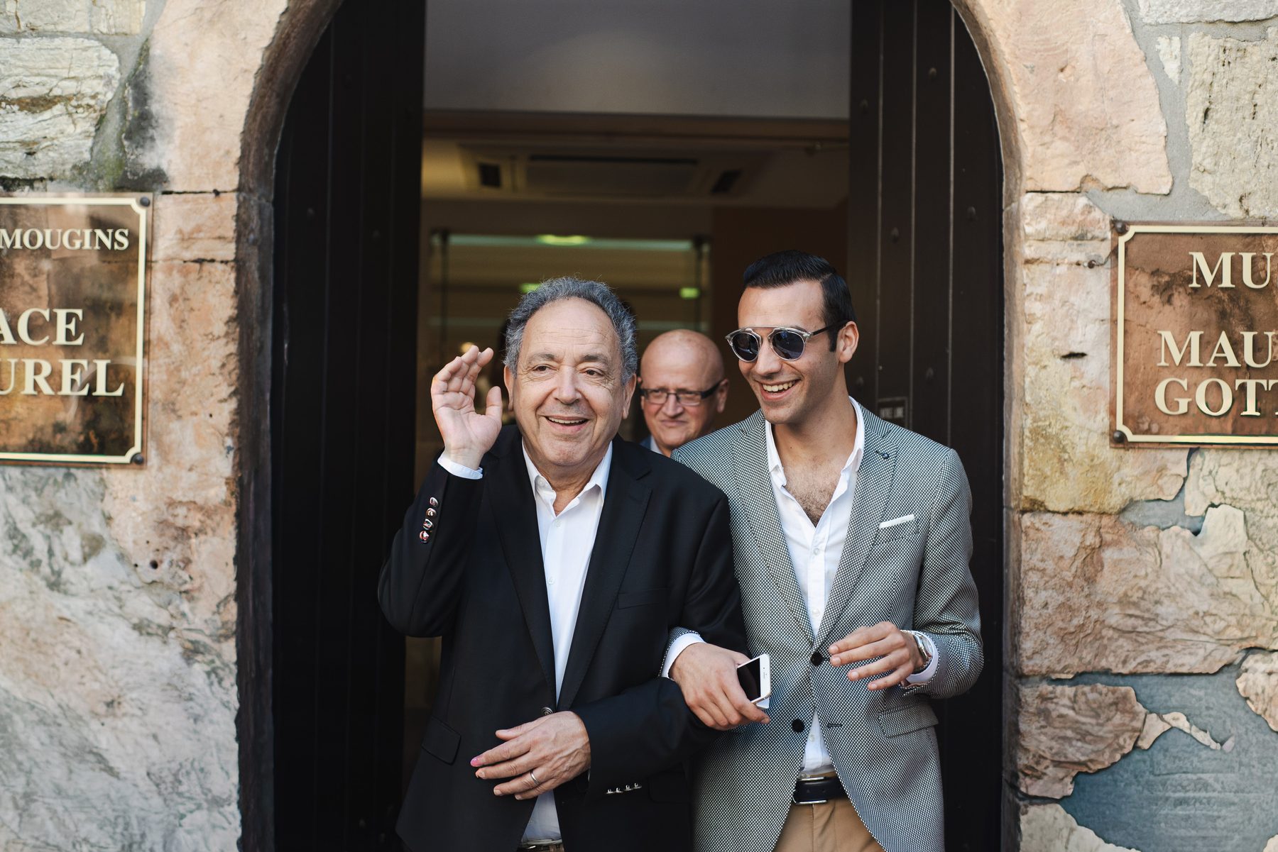 Les invités à la sortie de la mairie